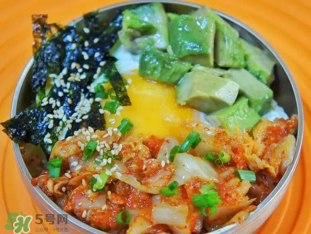 牛油果沙拉怎么做？牛油果沙拉用什么醬？