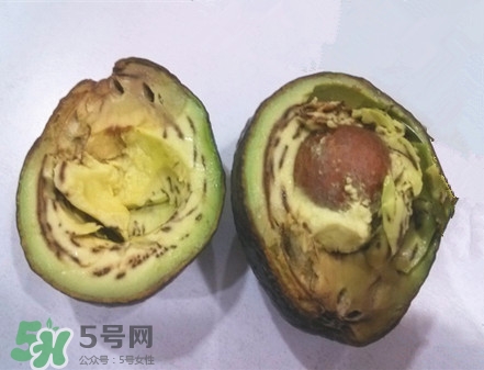 牛油果切開黑了能吃嗎？牛油果為什么會(huì)有黑點(diǎn)？
