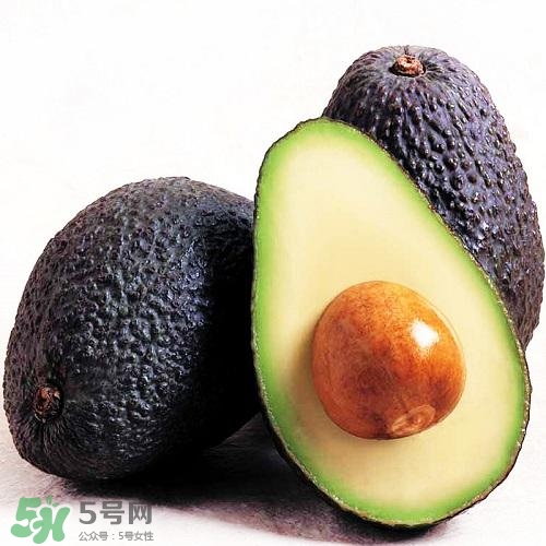 牛油果切開黑了能吃嗎？牛油果為什么會(huì)有黑點(diǎn)？
