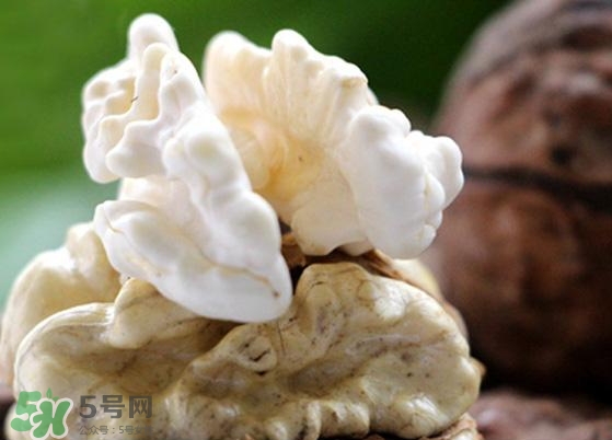 新鮮核桃外殼發(fā)霉能吃嗎？新鮮核桃長毛還能吃嗎？