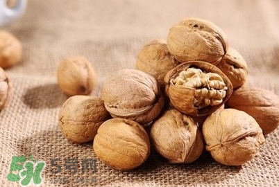 青皮核桃和干核桃哪個(gè)營(yíng)養(yǎng)高？有什么區(qū)別？