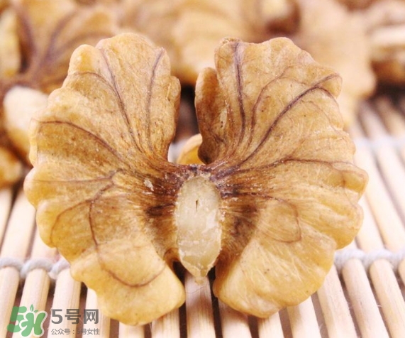 青皮核桃和干核桃哪個(gè)營(yíng)養(yǎng)高？有什么區(qū)別？