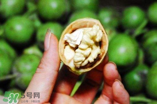 新鮮核桃要?jiǎng)兤?？剝皮時(shí)手變黑怎么清洗？