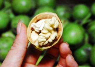 新鮮核桃要?jiǎng)兤?？剝皮時(shí)手變黑怎么清洗？
