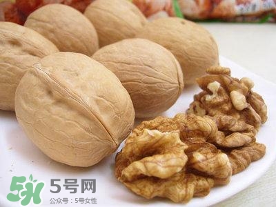 吃核桃對(duì)頭發(fā)有什么好處？為什么吃核桃對(duì)頭發(fā)生長(zhǎng)有好處？