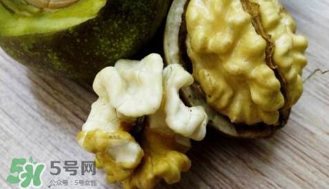 新鮮核桃要?jiǎng)兤?？剝皮時(shí)手變黑怎么清洗？