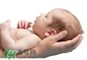 寶寶打嗝的原因  寶寶通常為什么打嗝？