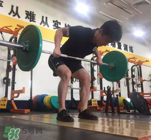 杠鈴劃船練哪里？杠鈴劃船重量怎么選？