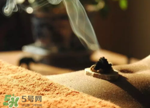 為什么艾灸特別適合現(xiàn)代人?艾灸是萬能的嗎？