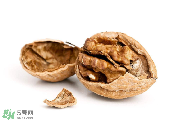 核桃對人體的四大功效是什么？核桃皮泡水有什么功效？