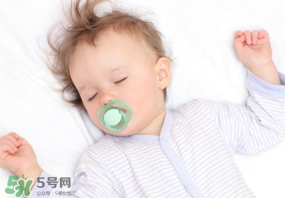 寶寶幾個月開始補鈣最合適？嬰幼兒幾個月的時候吃魚肝油