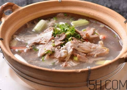 牛骨頭湯要放哪些食材？牛骨頭湯要煮多長(zhǎng)時(shí)間
