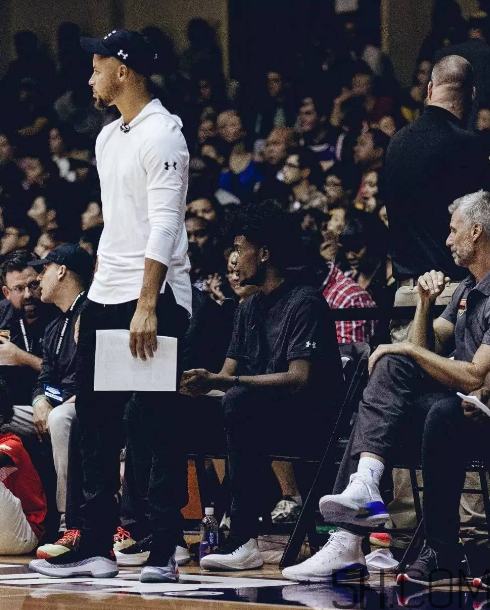 under armour curry 4庫里戰(zhàn)靴中國(guó)別注版實(shí)物什么樣？