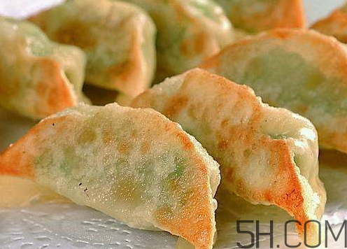 煎餃可以先蒸后煎嗎？煎餃?zhǔn)巧暹€是熟煎？