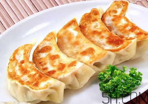 煎餃可以先蒸后煎嗎？煎餃?zhǔn)巧暹€是熟煎？