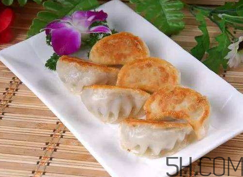 煎餃可以先蒸后煎嗎？煎餃?zhǔn)巧暹€是熟煎？