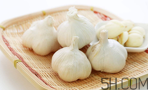大蒜泡酒可以治腳氣嗎？治腳氣的方法有哪些？