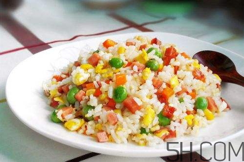 蛋炒飯為什么要用隔夜飯？蛋炒飯可以用熱飯嗎？
