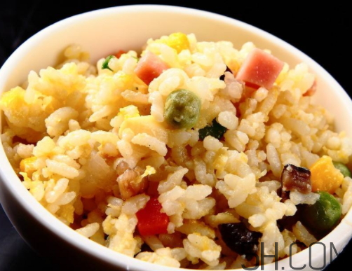 蛋炒飯?jiān)趺闯吹囊涣Ａ＃?炒飯如何粒粒分明？