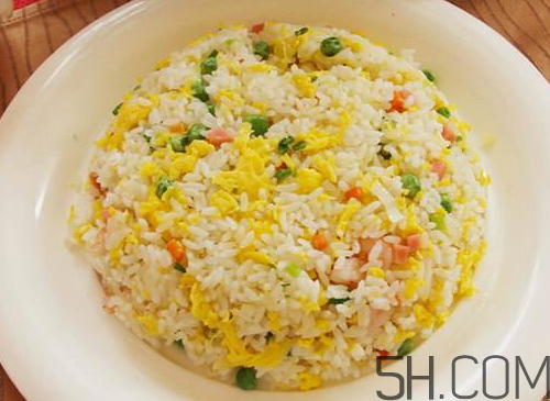 蛋炒飯?jiān)趺闯吹囊涣Ａ＃?炒飯如何粒粒分明？