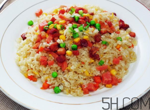 蛋炒飯?jiān)趺醇訜?？蛋炒飯微波爐加熱多久？