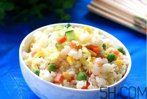 蛋炒飯?jiān)趺醇訜?？蛋炒飯微波爐加熱多久？