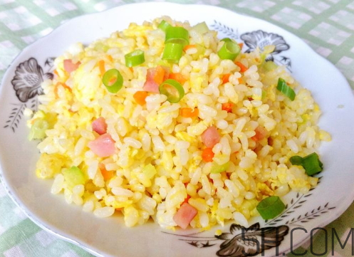 蛋炒飯?jiān)趺醇訜?？蛋炒飯微波爐加熱多久？