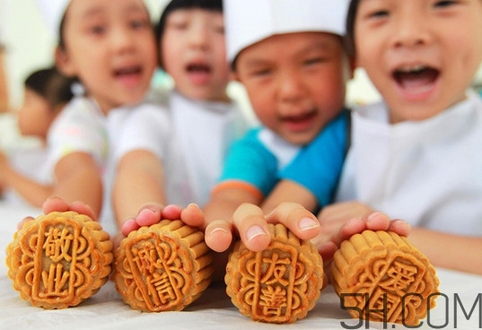 中秋吃月餅從什么時候流傳下來的？小龍蝦月餅?zāi)睦锟梢再I到