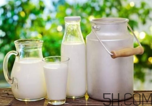 早上喝牛奶豐胸嗎？早上喝牛奶會(huì)胖嗎？