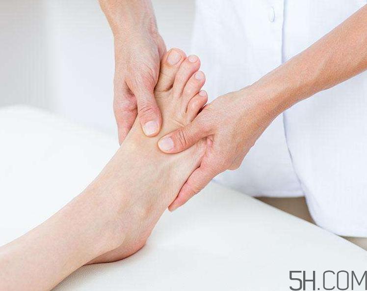 腳氣會引起灰指甲嗎？腳氣加灰指甲怎么治？