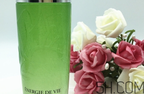 蘭蔻綠水和粉水哪個(gè)好？蘭蔻綠水和粉水區(qū)別