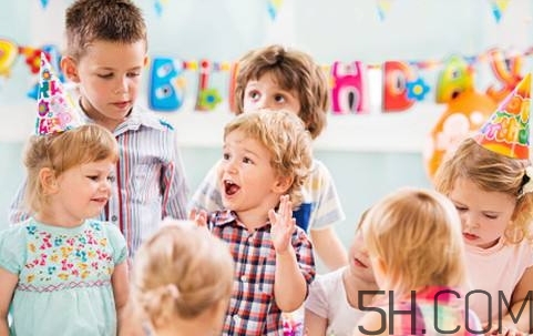 寶寶上幼兒園需要準(zhǔn)備什么？寶寶上幼兒園哭鬧怎么應(yīng)對(duì)？