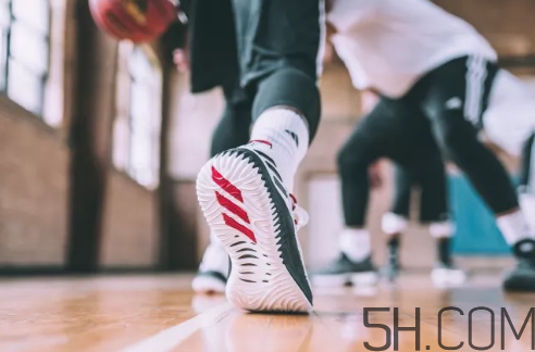 adidas dame 4多少錢？阿迪達斯利拉德四代上腳效果