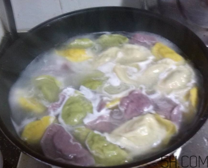 煮餃子用冷水還是熱水？煮餃子用大火還是小火？