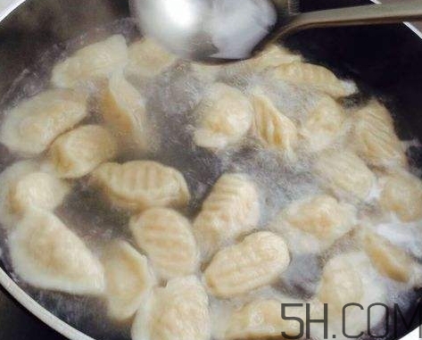 煮餃子用冷水還是熱水？煮餃子用大火還是小火？