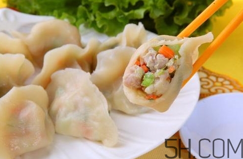 煮餃子用冷水還是熱水？煮餃子用大火還是小火？