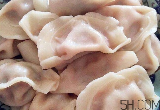 煮餃子用冷水還是熱水？煮餃子用大火還是小火？