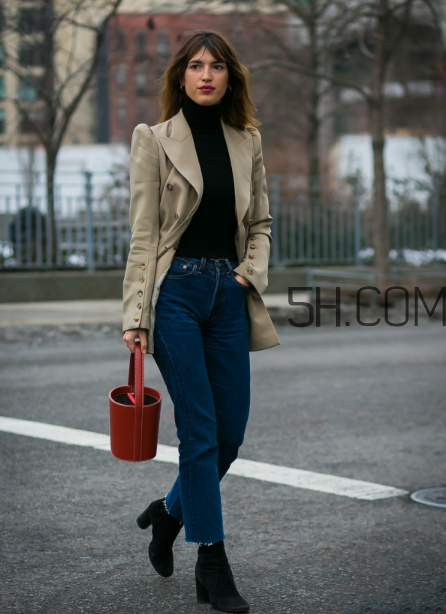 紅色包包配什么顏色衣服？紅色包包怎么搭配？
