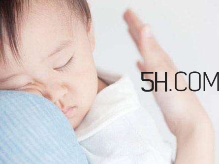 抱著寶寶睡覺(jué)到底好不好？如何糾正抱著寶寶睡覺(jué)？