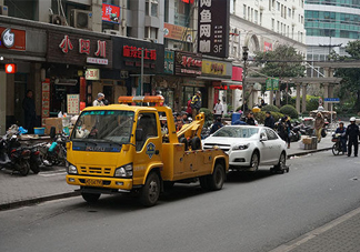 汽車拖車費(fèi)能報(bào)嗎？汽車的前后拖車孔怎么打開？