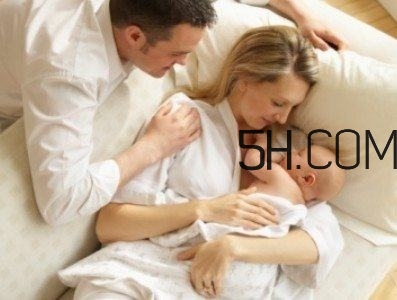 抱著寶寶睡覺(jué)到底好不好？如何糾正抱著寶寶睡覺(jué)？