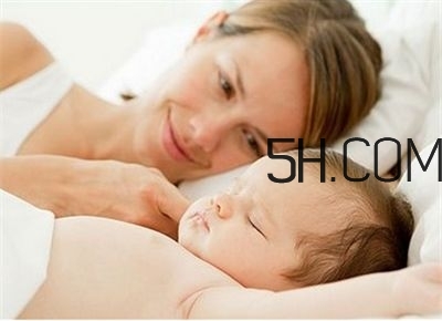 抱著寶寶睡覺(jué)到底好不好？如何糾正抱著寶寶睡覺(jué)？