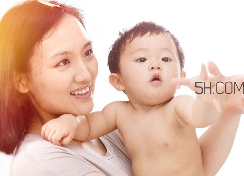 母乳和奶粉哪個好？媽媽開心最重要