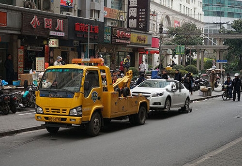 汽車拖車費能報嗎？汽車的前后拖車孔怎么打開？