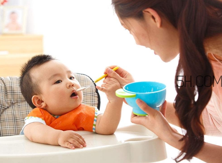 寶寶多大可以自己吃飯？如何讓寶寶愛上吃飯？
