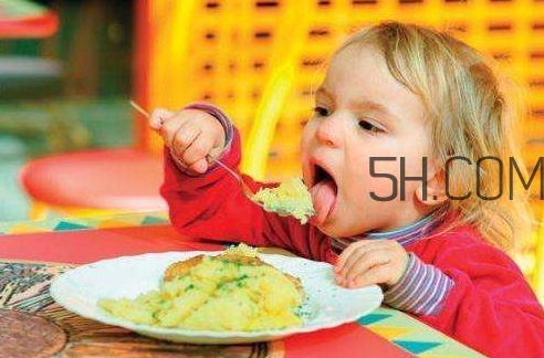 教會寶寶自己吃飯，你做到這些了嗎？