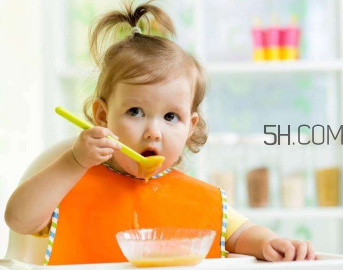 寶寶多大可以自己吃飯？如何讓寶寶愛上吃飯？