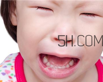 幼兒嘴巴長泡疹怎么辦才好？小兒腦癱與發(fā)育遲緩一樣嗎？