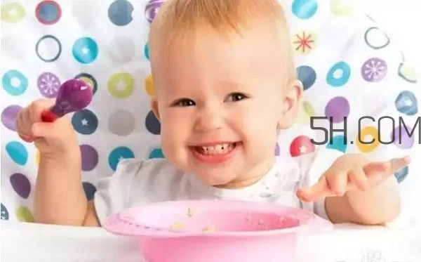 寶寶多大可以自己吃飯？如何讓寶寶愛上吃飯？