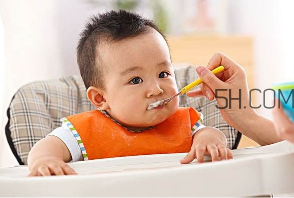 寶寶多大可以自己吃飯？如何讓寶寶愛上吃飯？